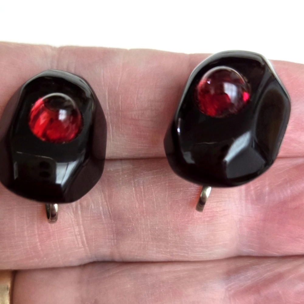 Vintage Red Lucite Screw-back Earrings - Picture 7 of 7